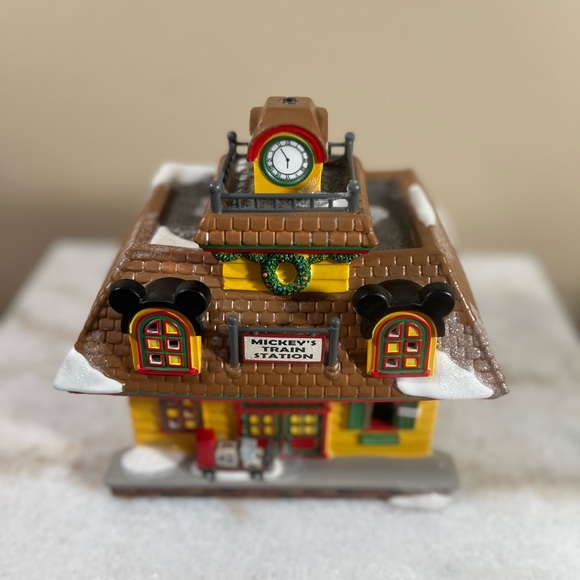 Dept 56 Mickey’s Train Station Mickey’s Merry Christmas Village in Box Lighted - Picture 12 of 13